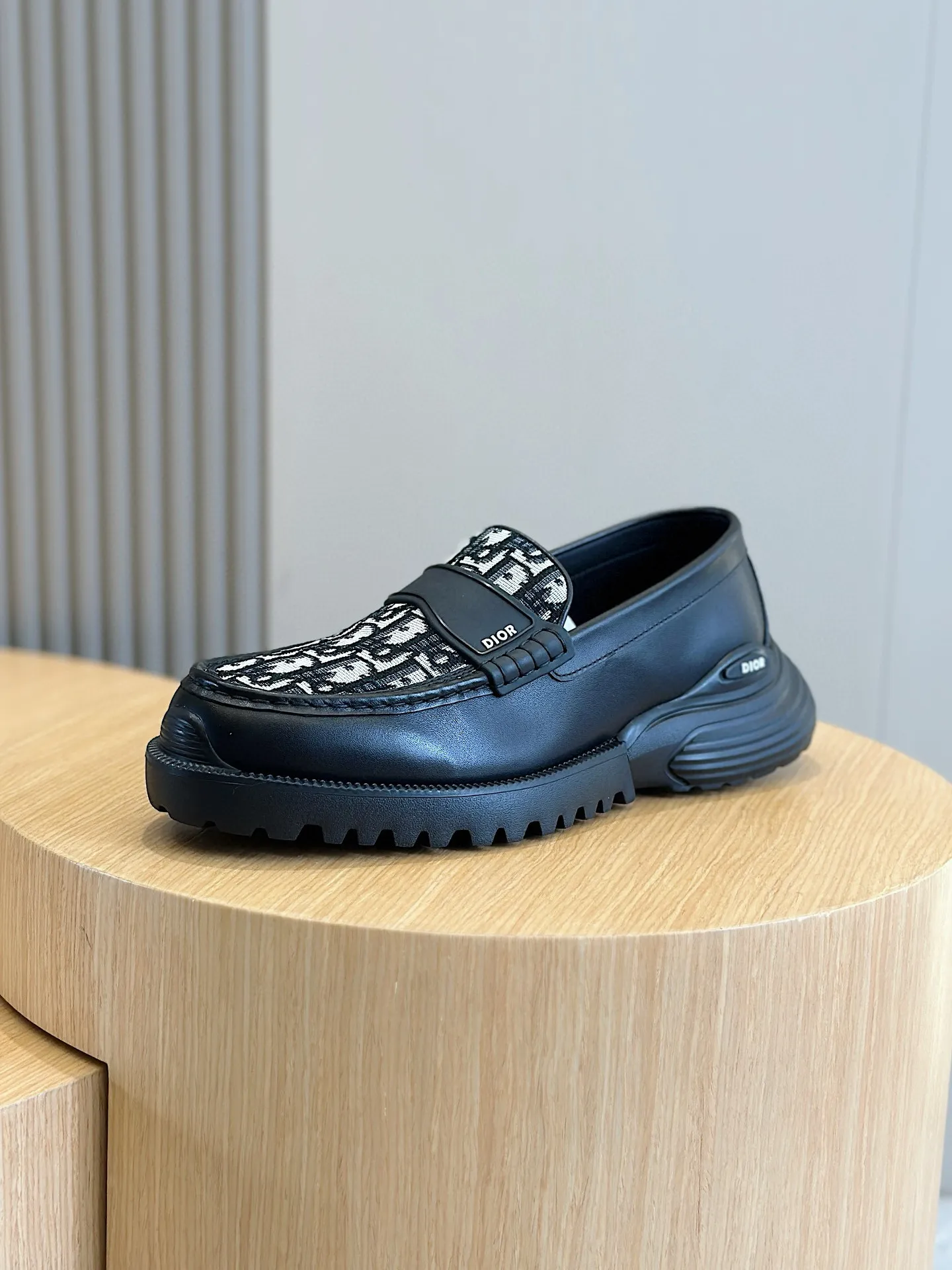 Factory price: 540💰◾️▫️Dior Combat Derby shoes are a new product in the 2024 spring men's wear series, presenting a mixed style that combines fashion design with sports elements. Crafted from black buffed calfskin leather with beige and black Oblique print panels on the sides and tongue. Designed with laces and technical zipper closure, the lightweight mixed-style sole highlights the charm of high-end customization. The Dior signature on the side enhances the style and will add a trendy touch to any look this season. Size: 39-44 (customized at 38.45)